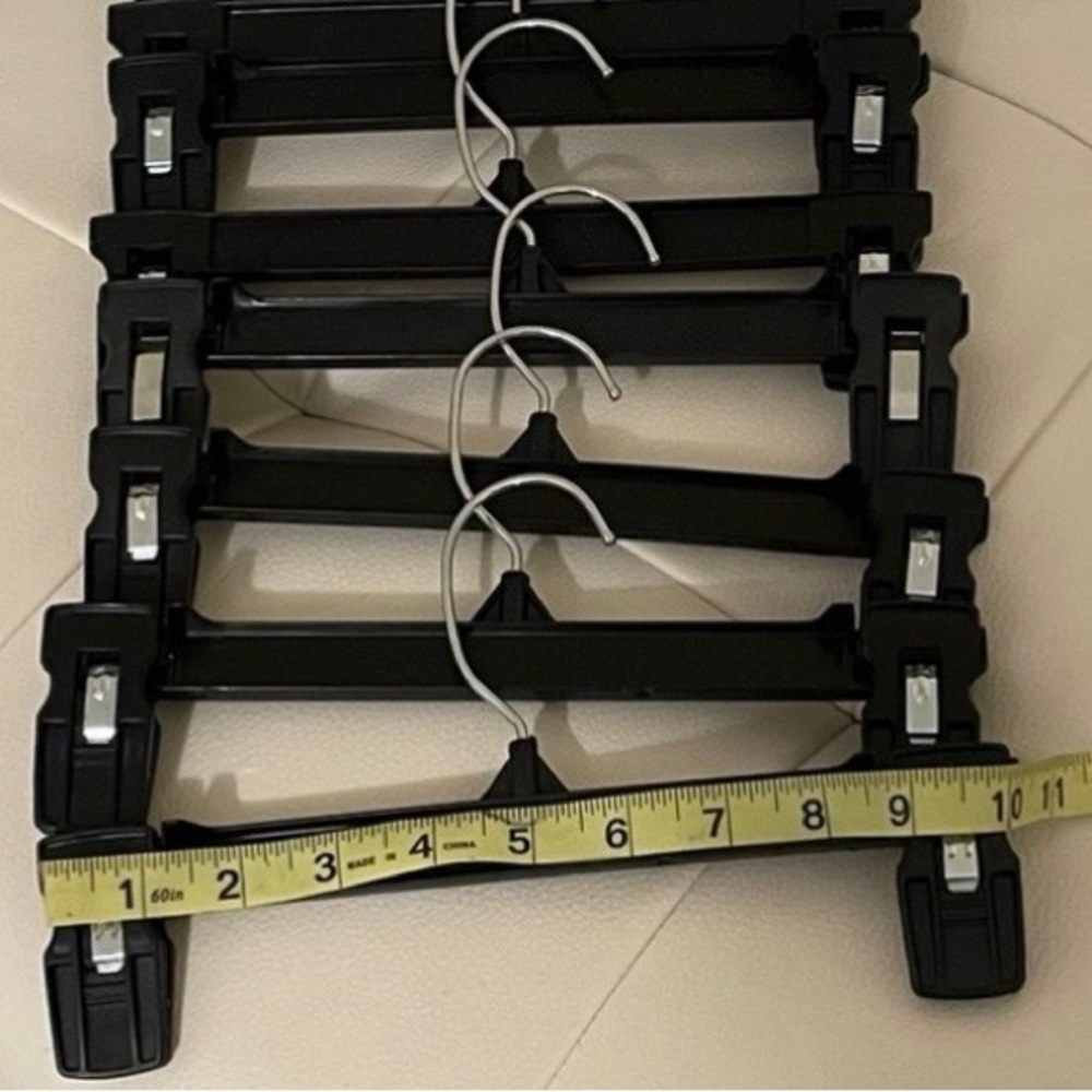NWOT 1/2 Dozen Hanger set (6)